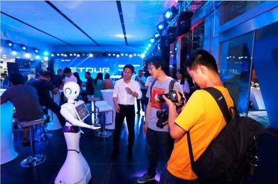 机器人为您服务,国内首家智慧展厅登录成都
