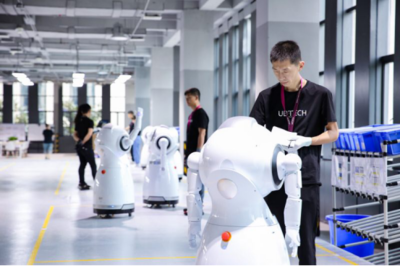 克鲁泽机器人今日成功下线 助力两江新区打造机器人产业